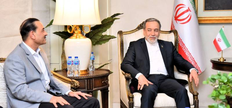 عالمی سفارت کاری کا مرکز پاکستان: ایرانی وزیر خارجہ کی فیلڈ مارشل سے 24 گھنٹوں میں دوسری ملاقات، اہم تجاویز لے کر روس روانہ