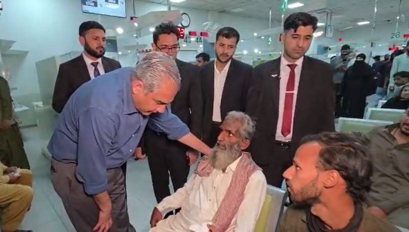 وزیر داخلہ محسن نقوی کا نادرا سنٹر کا اچانک دورہ: شدید حبس اور بدانتظامی پر افسران کی سخت سرزنش
