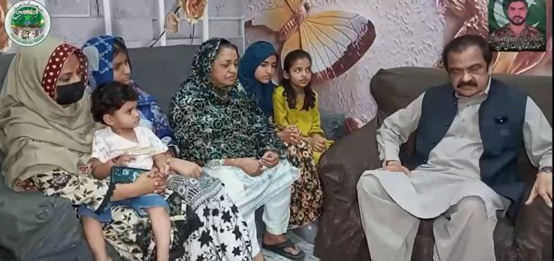  'معرکہء حق' کی کامیابی شہداء کے لہو کا ثمر ہے:رانا ثناء اللہ کی شہید حوالدار نوید انصاری کے گھر آمد