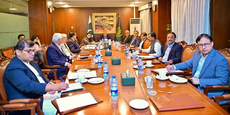 اسحاق ڈار کی زیرِ صدارت اعلیٰ سطحی اجلاس: ملک میں پیٹرول و ڈیزل کے ذخائر تسلی بخش قرار