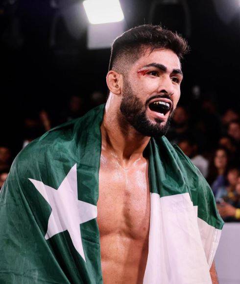 عالمی افق پر پاکستان کا نام روشن: شاہزیب رند نے امریکی یو ایف سی فائٹر کو ناک آؤٹ کر دیا