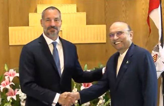 پرنس رحیم آغا خان کی پاکستان آمد، نور خان ایئر بیس پر صدر آصف زرداری اور خاتونِ اول نے استقبال کیا
