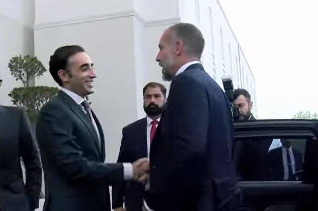 پرنس رحیم آغا خان کی پاکستان آمد، نور خان ایئر بیس پر صدر آصف زرداری اور خاتونِ اول نے استقبال کیا