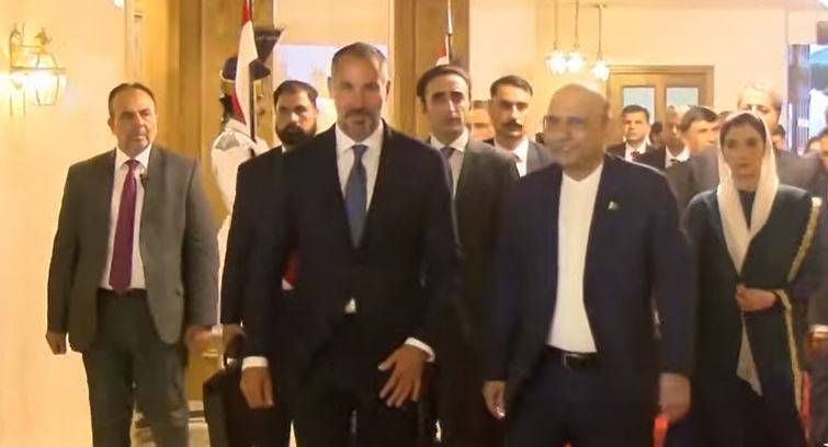 پرنس رحیم آغا خان کی پاکستان آمد، نور خان ایئر بیس پر صدر آصف زرداری اور خاتونِ اول نے استقبال کیا