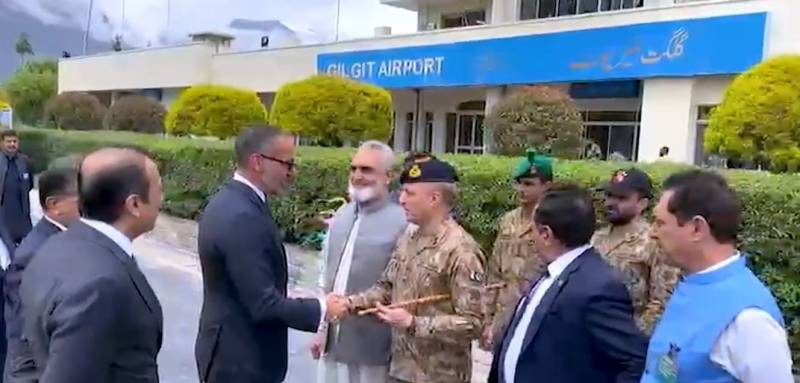 اسماعیلی کمیونٹی کے روحانی پیشوا شہزادہ رحیم الحسینی آغا خان گلگت پہنچ گئے؛ ایئرپورٹ پر نگران وزیراعلیٰ، سول و عسکری حکام کی جانب سے شایانِ شان استقبال
