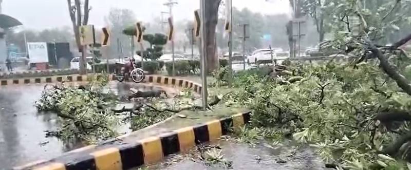 لاہور میں طوفانی بارش اور ژالہ باری، بجلی کا نظام متاثر، متعدد علاقے زیرِ آب