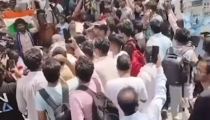 امتحانی پرچوں کے لیک ہونے پر بھارت میں احتجاجی گروپس سرگرم، حکومت پر دباؤ بڑھ گیا