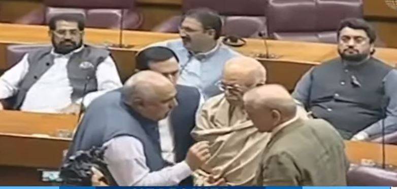 قومی اسمبلی میں حکومت اور اپوزیشن کے درمیان فاصلے کم، مصافحوں اور ملاقاتوں کا سلسلہ شروع