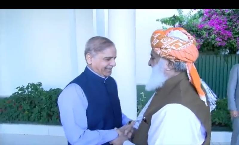شہباز شریف اور مولانا فضل الرحمان کے درمیان دلچسپ جملوں کا تبادلہ، اسمبلی میں مسکراہٹیں بکھر گئیں
