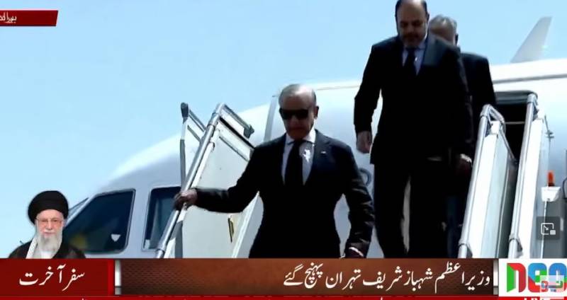 وزیراعظم شہباز شریف اعلیٰ سطحی وفد کے ہمراہ تہران پہنچ گئے، آخری رسومات میں شرکت کریں گے