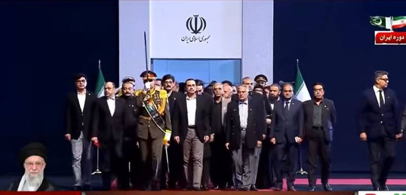  آیت اللہ علی خامنہ ای  کی آخری رسومات،  وزیراعظم شہباز شریف اور فیلڈ مارشل  کی تعزیتی تقریب میں شرکت