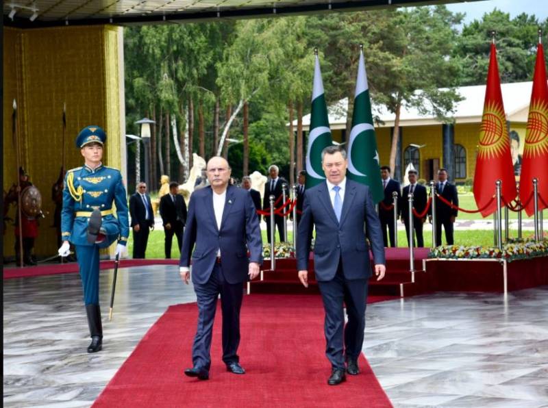 کرغزستان میں صدر آصف علی زرداری کے اعزاز میں پروقار استقبالیہ تقریب