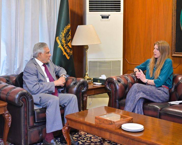   اسحاق ڈار سے برطانوی ہائی کمشنر کی ملاقات، پاک برطانیہ تعلقات اور علاقائی صورتحال پر تبادلہ خیال