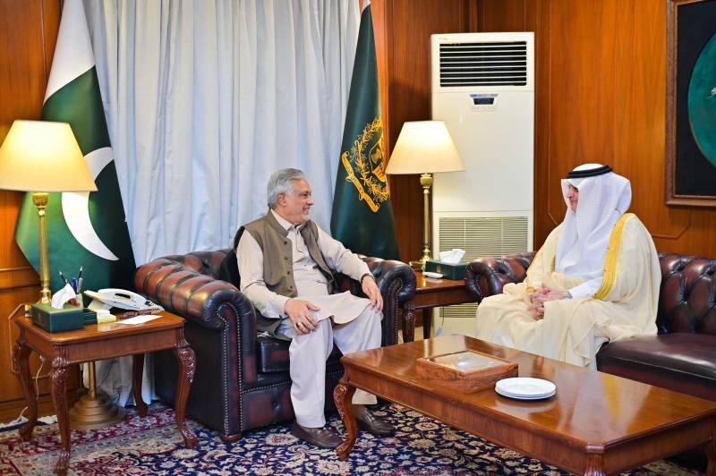 اسحاق ڈار سے سعودی سفیر اور برطانوی پارلیمنٹ کے رکن کی ملاقاتیں، علاقائی امور پر گفتگو