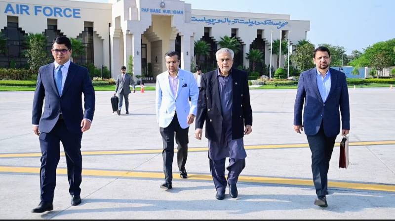 اسحاق ڈار دو روزہ دورے پر چین روانہ، عالمی اے آئی کانفرنس میں شرکت کریں گے