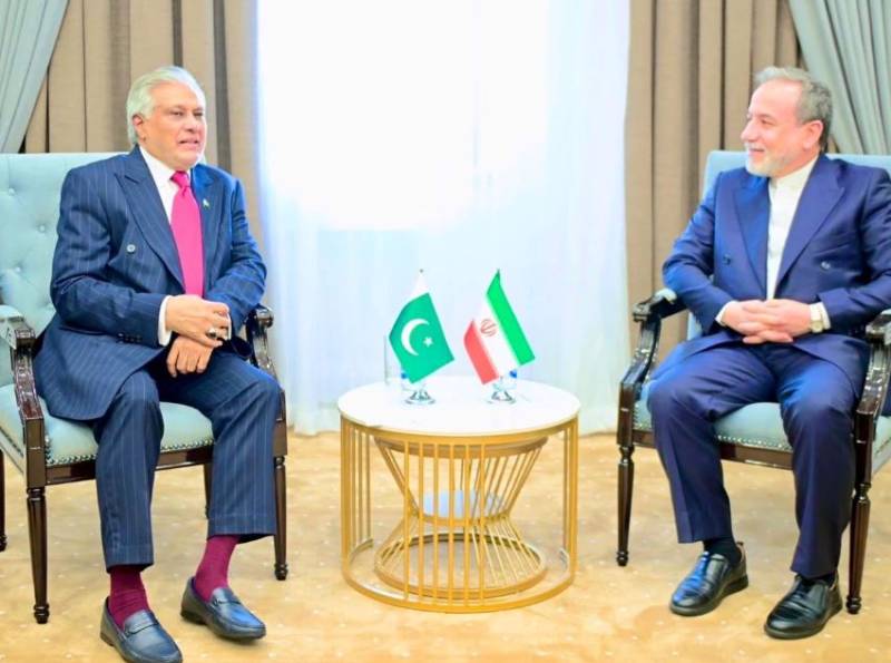 اسحاق ڈار اور عباس عراقچی کی ملاقات، علاقائی کشیدگی اور امن کی صورتحال پر تبادلہ خیال