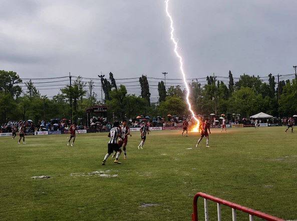 تھائی لینڈ میں فٹبال میچ کے دوران افسوسناک حادثہ، آسمانی بجلی گرنے سے کھلاڑی ہلاک، 12 زخمی