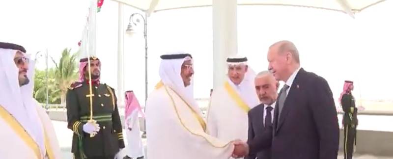 ترک صدر رجب طیب اردوان سعودی عرب پہنچ گئے، سعودی ولی عہد اور وزیراعظم شہباز شریف سے ملاقاتیں متوقع