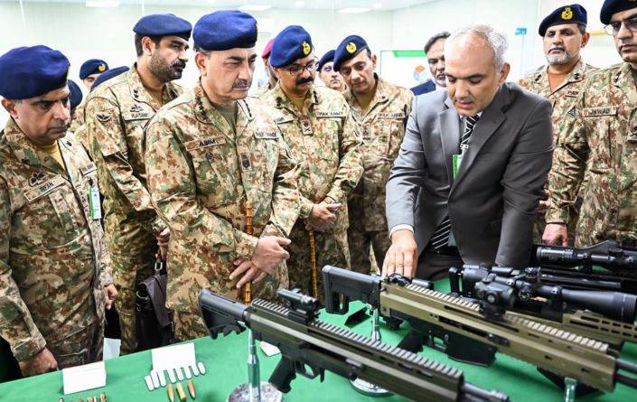 فیلڈ مارشل سید عاصم منیر کا پی او ایف واہ کا دورہ، دفاعی پیداوار اور خود انحصاری پر بریفنگ