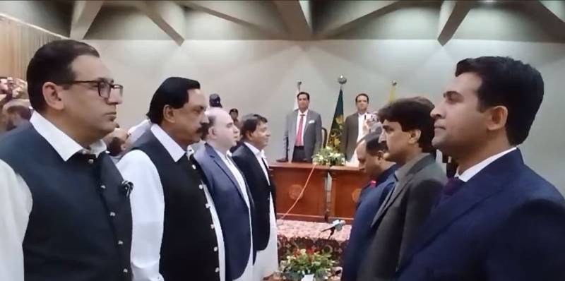  آزاد کشمیر کی نئی آٹھ رکنی کابینہ نے حلف اٹھا لیا، پہلے 100 دن کے اہداف کا روڈ میپ تیار