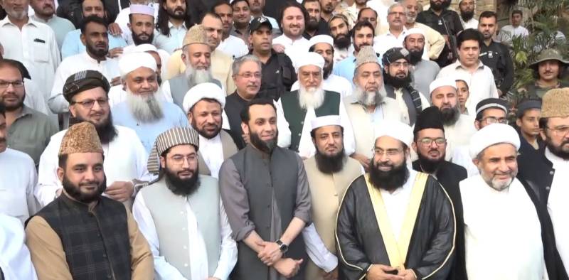 عطاء تارڑ کا دارالعلوم حقانیہ اکوڑہ خٹک کا دورہ، قیام امن اور مذہبی ہم آہنگی پر گفتگو