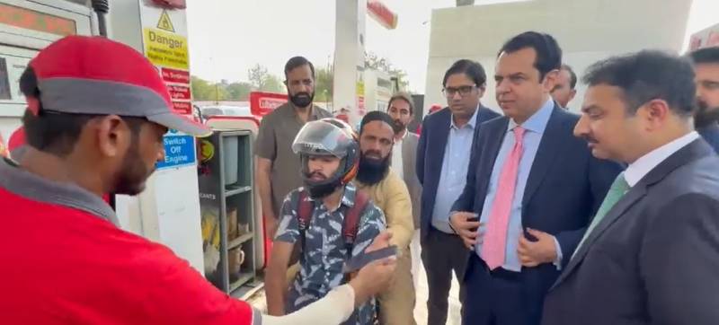 طلال چودھری کا اسلام آباد میں وزیراعظم کی ریلیف سکیم کا جائزہ، 147 پٹرول پمپس پر سہولت دستیاب