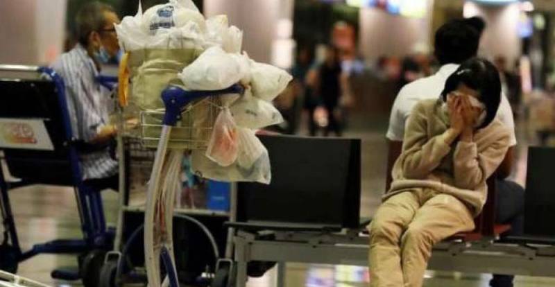 ایئرپورٹ پر 8 سال تک رہنے والی خاتون اپنے گھر منتقل
