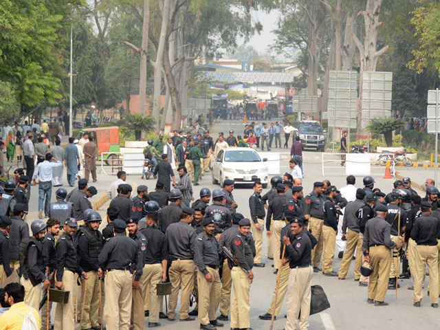 لاہور:جامعہ پنجاب میں طلبہ گروپوں میں تصادم کے بعد کشیدگی برقرار