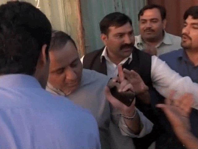 علیم خان کا گارڈز کے ہمراہ صحافیوں پر حملہ 