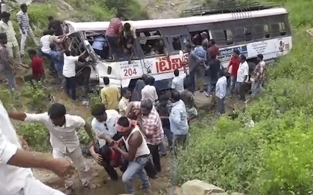 بھارت میں ہندو یاتریوں کی بس کو حادثہ، 55 افراد ہلاک