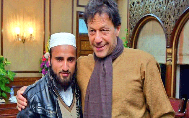عمران خان کا سوات کے پولیو ورکر کو خراج تحسین 