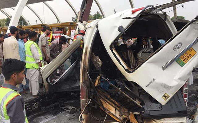 اسلام آباد میں خوفناک بس حادثہ ، 12 افراد موقع پر چل بسے 