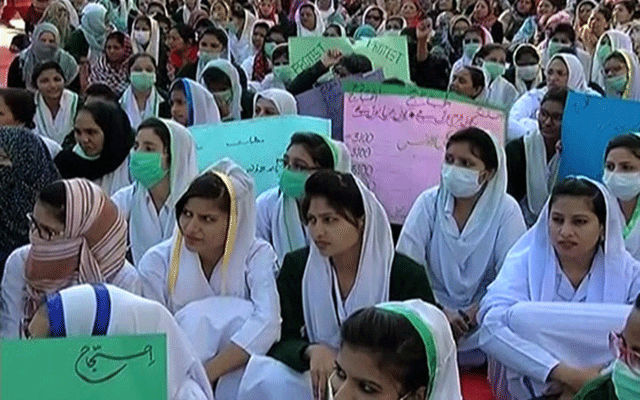 کراچی : نرسز کا احتجاج آٹھویں روز میں داخل ، حکومت کیخلاف بھرپور نعرے بازی 