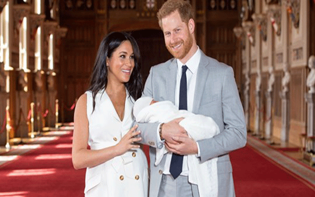 برطانوی شہزادہ ہیری اور میگن کی اپنے بیٹے کیساتھ تصاویر سوشل میڈیا پر وائرل 
