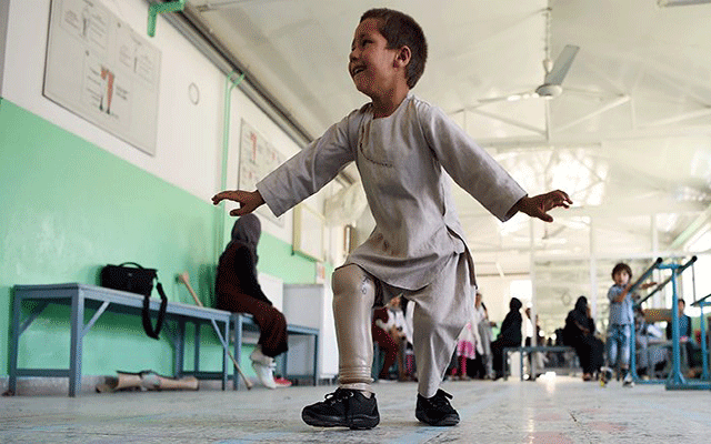 نئی ٹانگ لگوانے والے پانچ سالہ افغان بچے کی ڈانس کرتے ویڈیو سوشل میڈیا پر وائرل