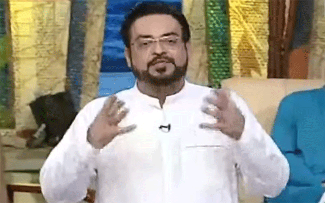 عامر لیاقت نے پی ٹی وی نشریات سے نکالے جانے کی خبروں کی تردید کر دی