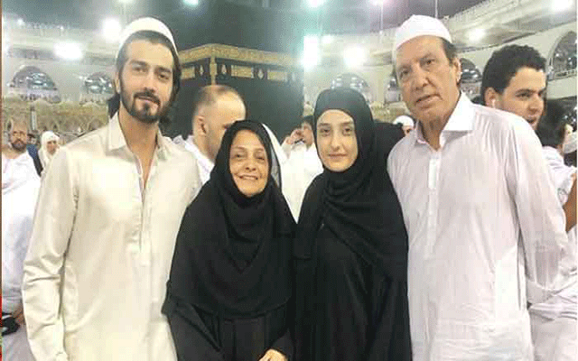 معروف اداکار جاوید شیخ نے اپنی فیملی کے ساتھ عمرہ کی ادائیگی کی