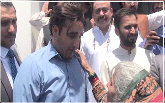 بوڑھی خاتون کی بلاول بھٹو کو پولیس رویے کی شکایت ، گلے لگا لیا
