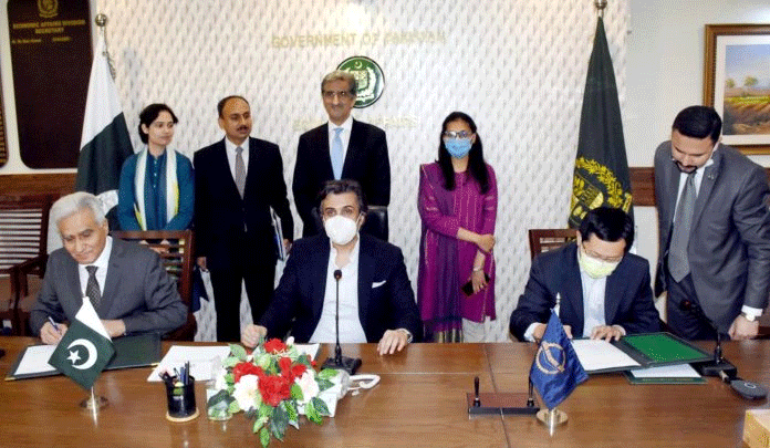ایشیائی ترقیاتی بینک اور پاکستان کے مابین  30 کروڑ ڈالر کے معاہدے پر دستخط