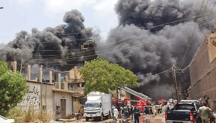کراچی کے علاقے لانڈھی میں آتشزدگی، دو فیکٹریاں مکمل طور پر تباہ، امدادی کارروائیاں جاری
