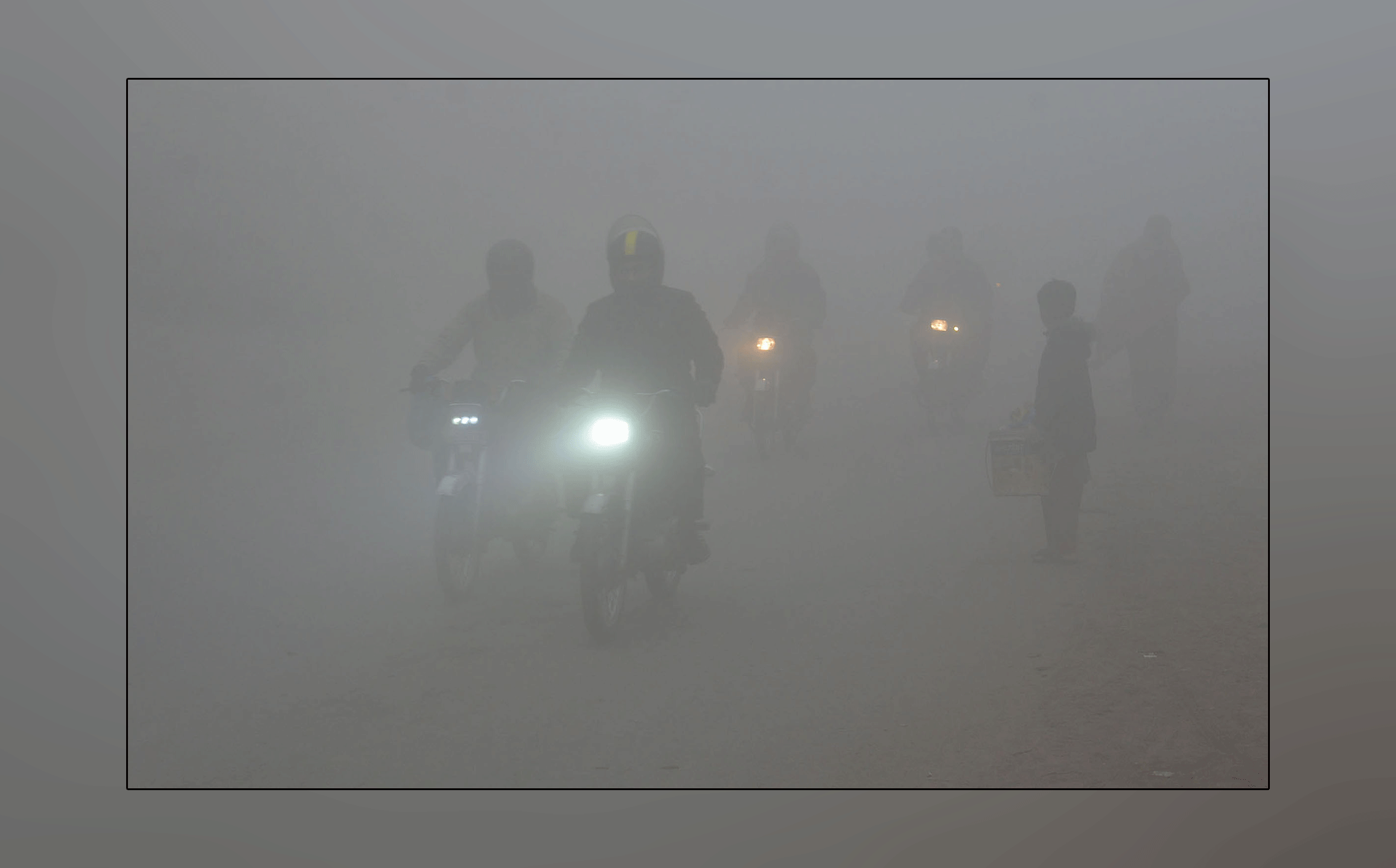 The fog reigned in Lahore city, zero visibility, the cold increased
