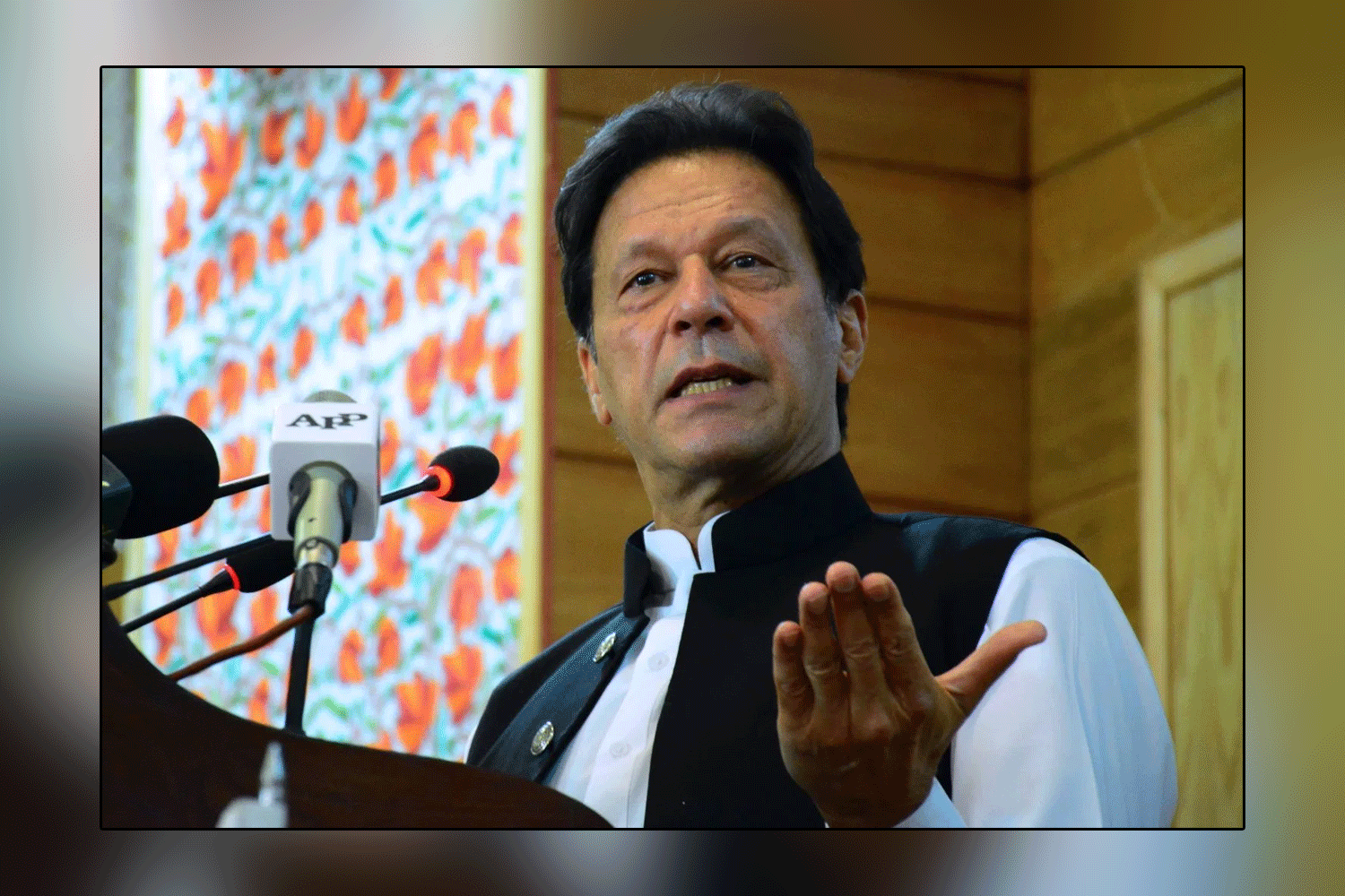 prime minister has not been blackmailed like this. Hazara community should bury the dead. I guarantee I will visit 