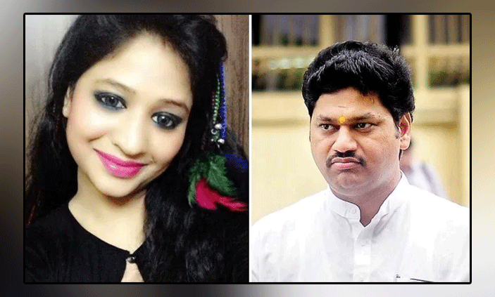 Singer Renu Sharma Accuses Maharashtra Minister Dhananjay Munde of Rape, Case Filed