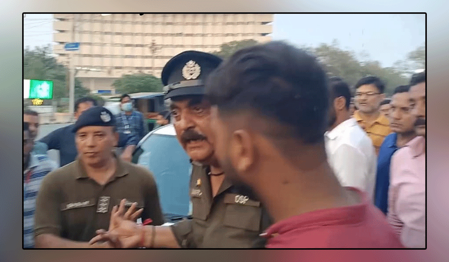 Lahore: Former DSP arrested, police took off his uniform, dragged him away in a van