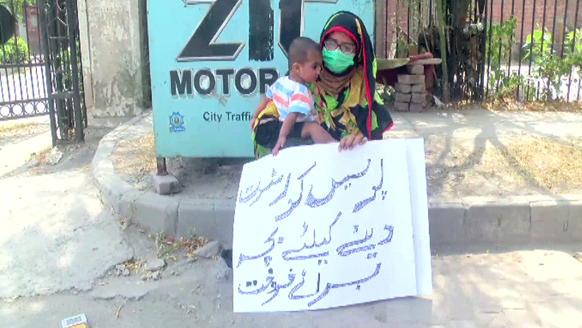 گوجرانوالہ: پولیس سے ستائی خاتون آر پی او دفتر کے باہر بچہ فروخت کرنے پہنچ گئی
