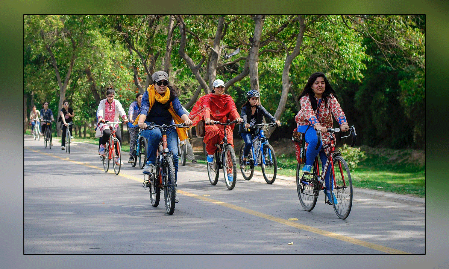 Exciting cycling competitions in Lahore, participation of a large number of children, women and men