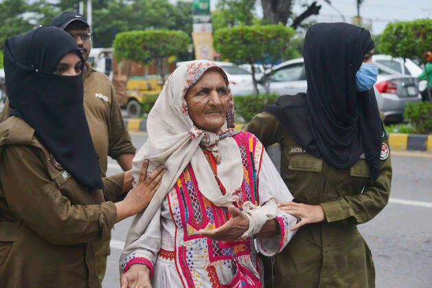 Lahore police continue grand operation against beggars, dozens arrested